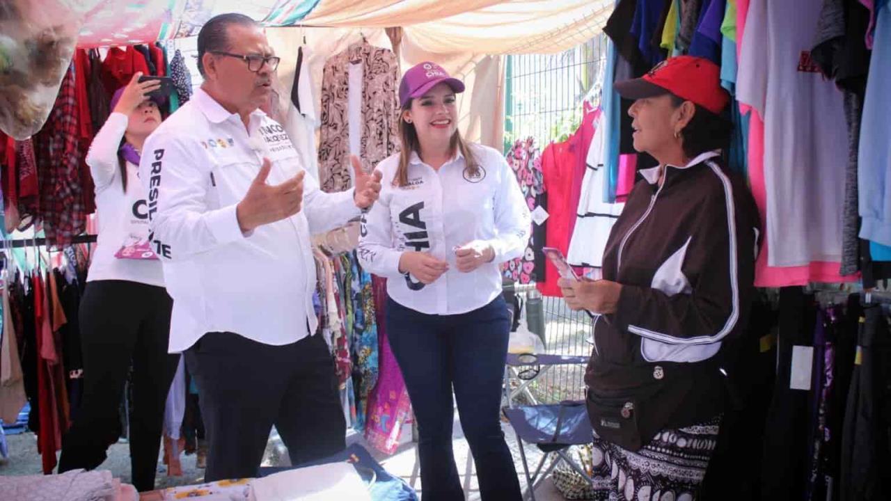 Mingo Vásquez lleva campaña a tianguistas de Tabachines 1 
