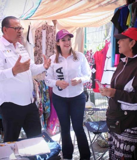 Mingo Vásquez lleva campaña a tianguistas de Tabachines 1 