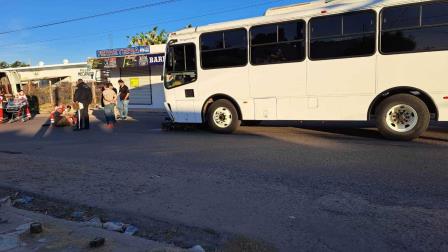 Camión de personal embiste y lastima a motociclista en Culiacán