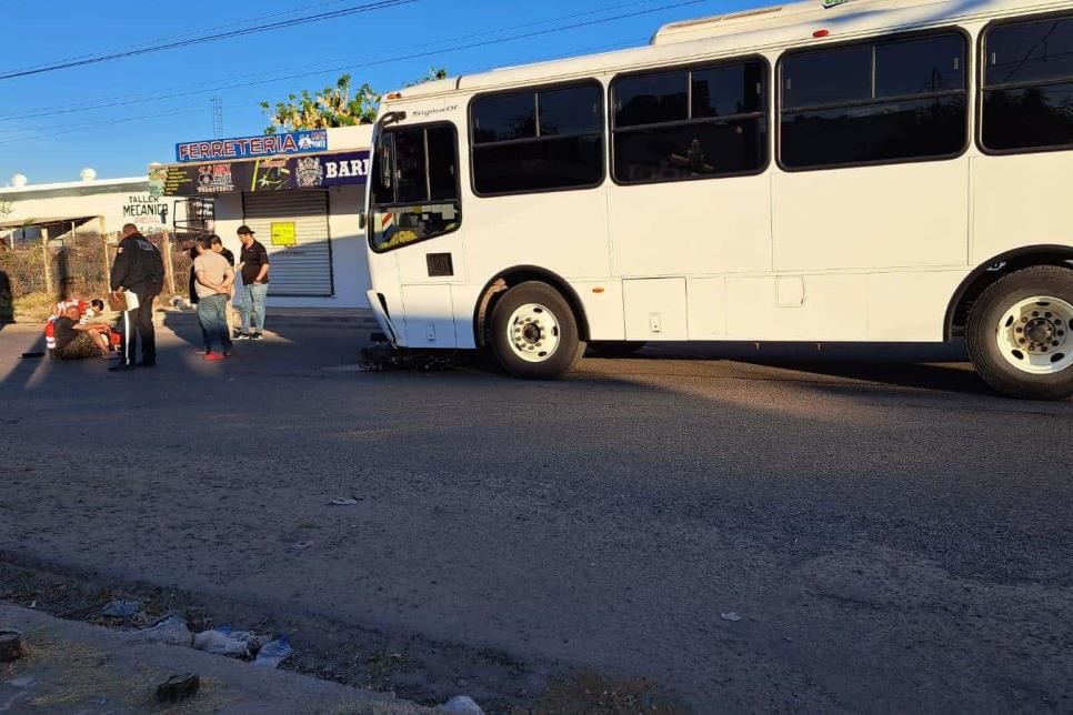 Camión de personal embiste y lastima a motociclista en Culiacán
