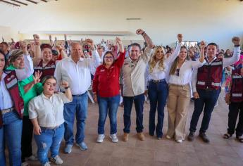 Enrique Inzunza e Imelda Castro visitan a habitantes de Sinaloa de Leyva. 