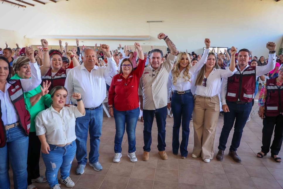 Enrique Inzunza e Imelda Castro visitan a habitantes de Sinaloa de Leyva. 
