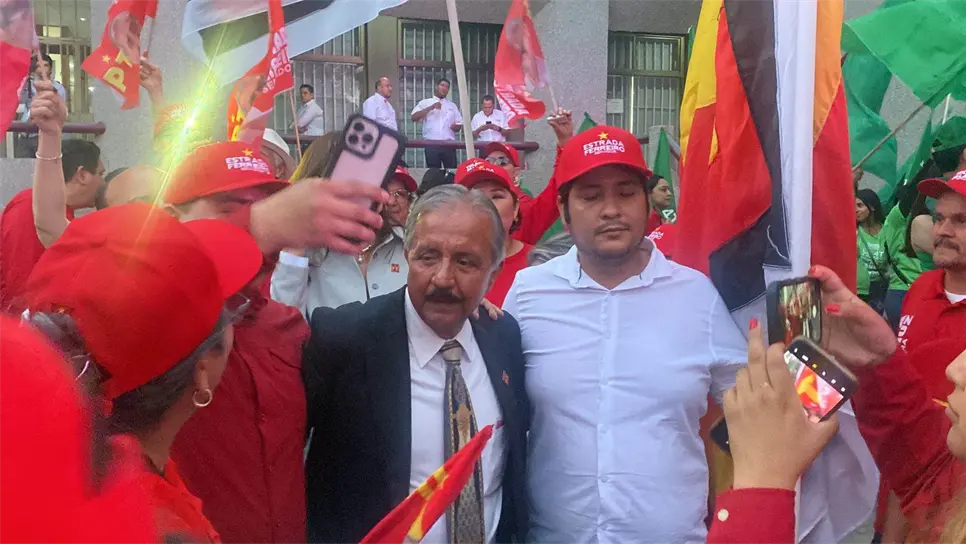 Jesús Estrada Ferreiro al salir del debate de candidatos al Senado por Sinaloa. FOTO: Sebastián Martínez.