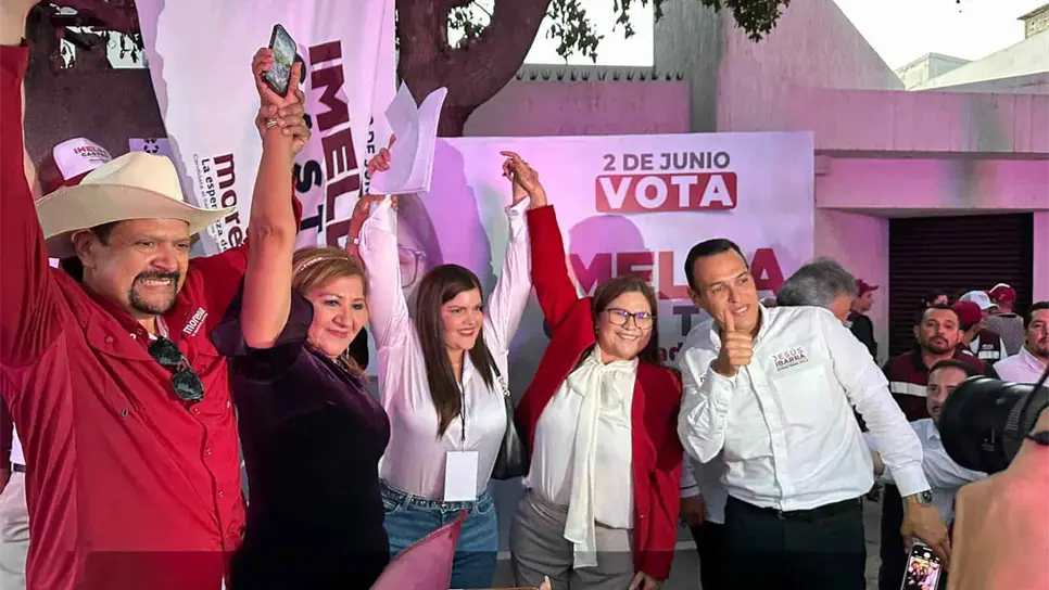 Imelda Castro Castro celebra tras el debate de candidatos al Senado por Sinaloa. FOTO: Heidi Fonseca.