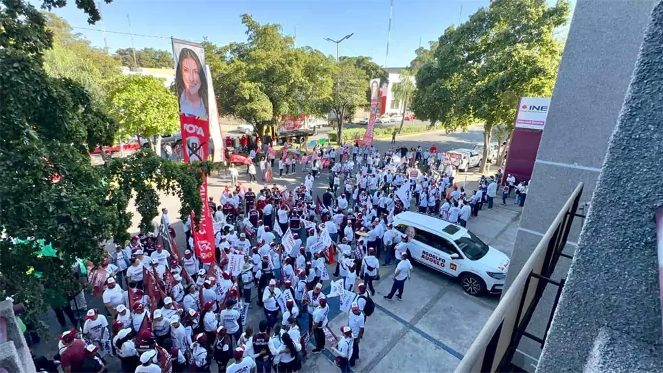Porras de Candidatos al Senado hacen fiesta afuera del INE previo al debate