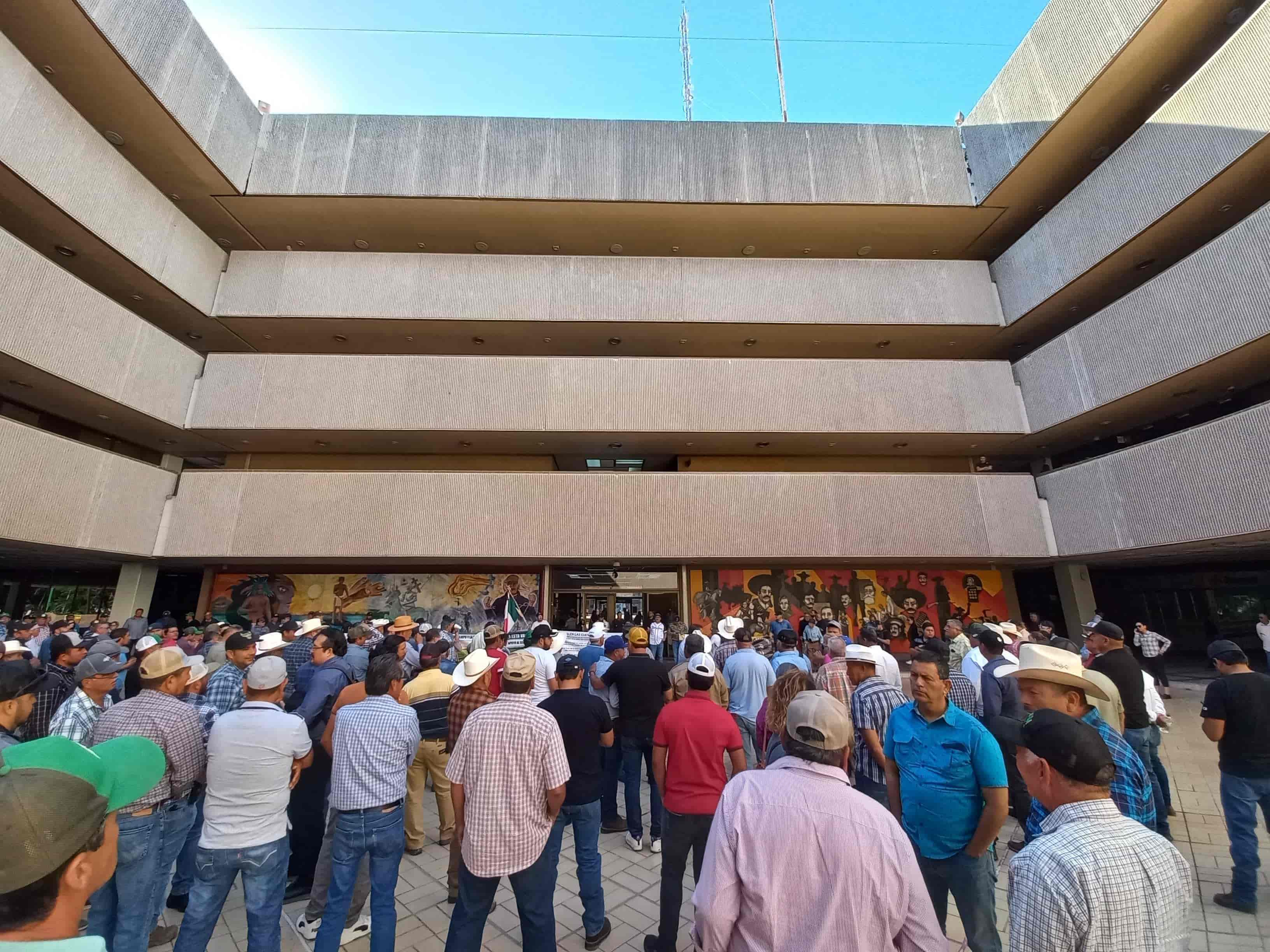 Productores se plantan en Palacio de Gobierno en Culiacán.