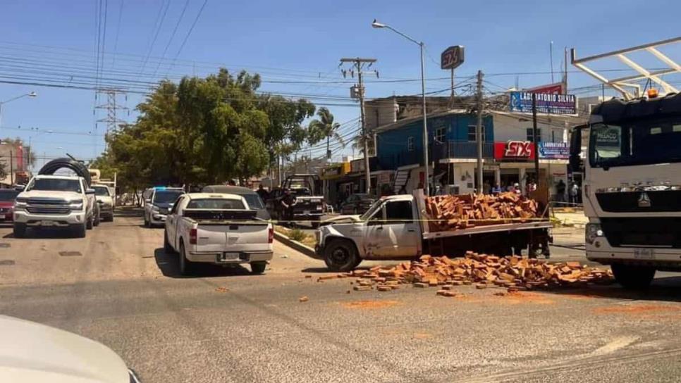 Vehículo con ladrillos choca con dos carros por la avenida Clouthier en Mazatlán 