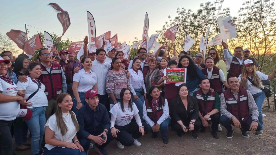 Gámez Mendívil promete rehabilitar cancha de futbol en Lomas de San Isidro