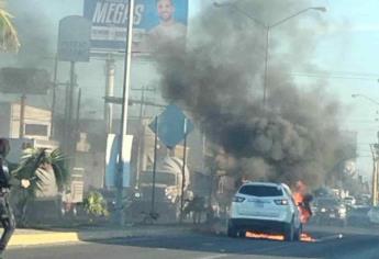 Mecánico salió a probar camioneta y esta terminó calcinada en la salida norte de Mazatlán 