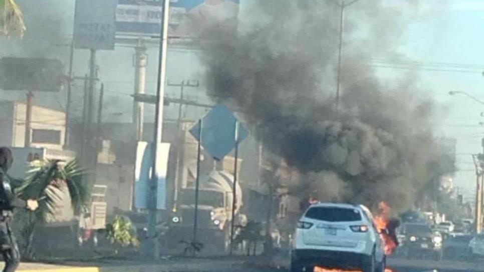 Mecánico salió a probar camioneta y esta terminó calcinada en la salida norte de Mazatlán 