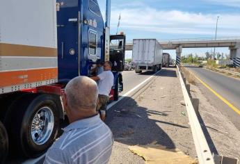 Bloqueo de casetas en Sinaloa mantiene «atorados» hasta 8 horas a transportistas