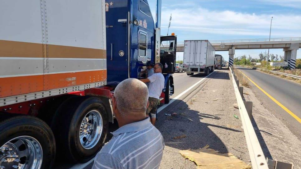 Bloqueo de casetas en Sinaloa mantiene «atorados» hasta 8 horas a transportistas Bloqueo de casetas en Sinaloa mantiene «atorados» hasta 8 horas a transportistas