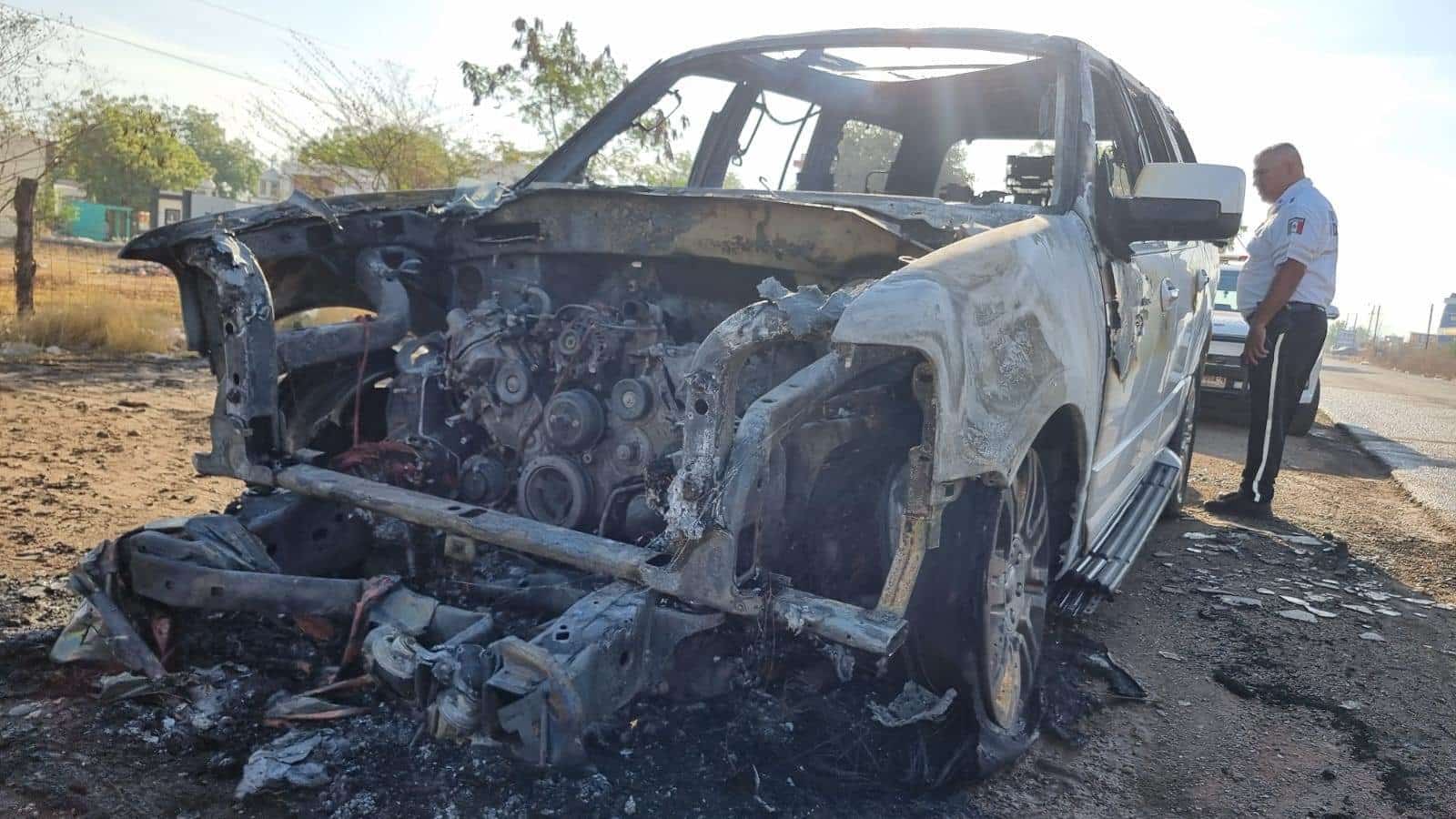 Así quedó la camioneta en la carretera.