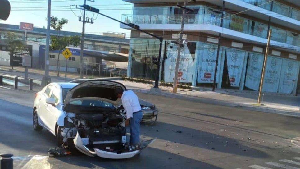 Pérdida total de vehículo tras choque por la calle Rafael Buelna en Mazatlán 