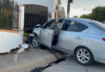 Vehículo se mete a una casa tras chocar a un motociclista en Mazatlán