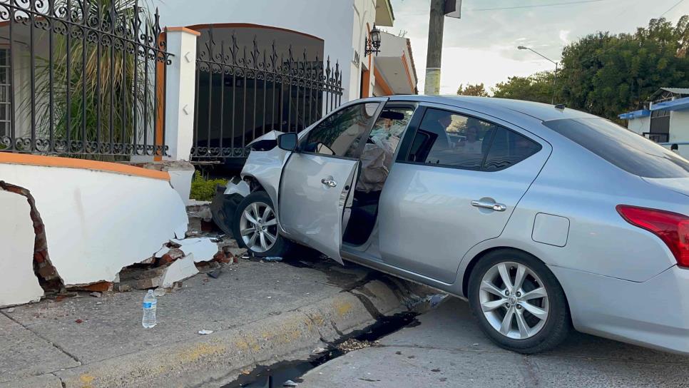 Vehículo se mete a una casa tras chocar a un motociclista en Mazatlán