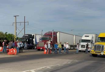 Enojados, traileros bloquean por completo la caseta Cuatro Caminos, Guasave
