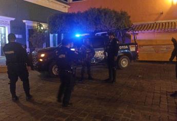 Dos sujetos armados le roban la camioneta a una mujer en plaza comercial en Culiacán