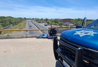 Policías de Ahome salvan a un hombre de un puente en la México 15, intentaba hacerse daño