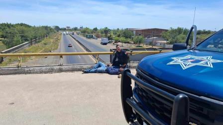 Policías de Ahome salvan a un hombre de un puente en la México 15, intentaba hacerse daño