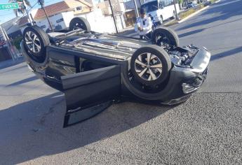 Vuelca camioneta en Los Mochis; el conductor se descontroló por ir en el celular