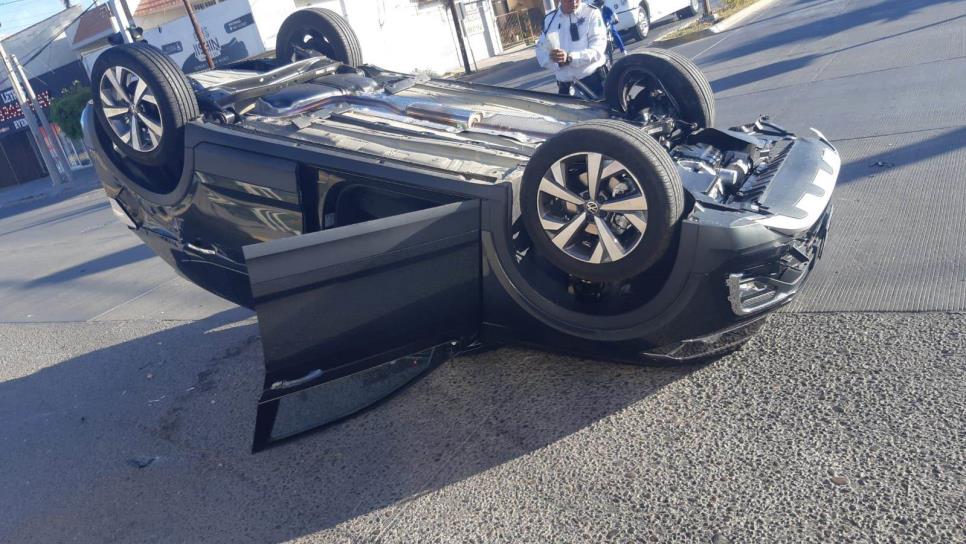 Vuelca camioneta en Los Mochis; el conductor se descontroló por ir en el celular