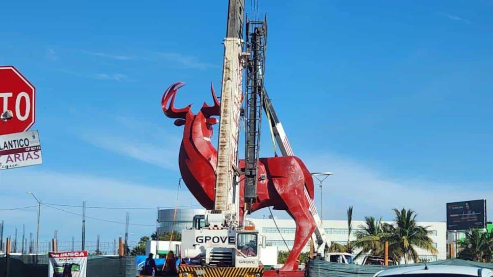 Instalan estatua del Venado Gigante en la Glorieta de Mazatlán | VIDEO