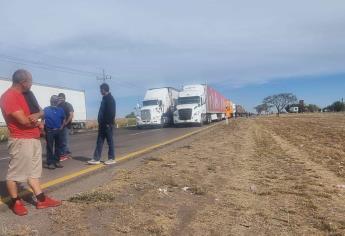 Transportistas atorados por toma de casetas en Sinaloa reportan robos y enfermedades