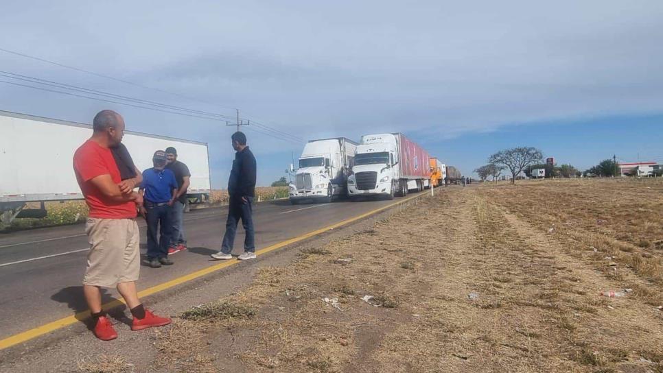 Transportistas atorados por toma de casetas en Sinaloa reportan robos y enfermedades