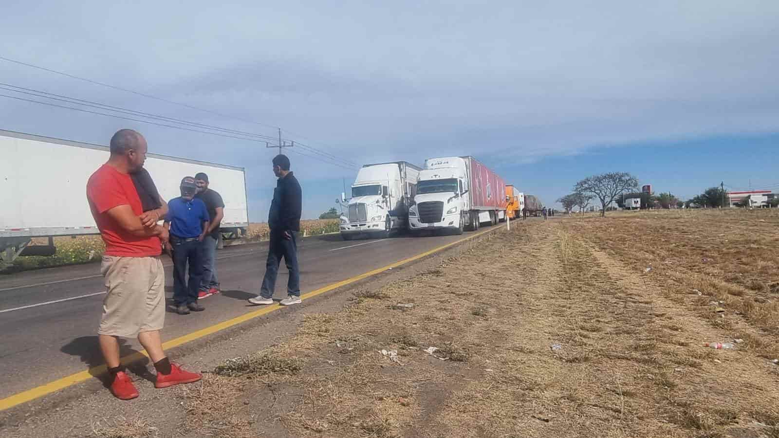 Algunos transportistas no cuentan con comida, agua, ni dinero. FOTO: Luz Noticias