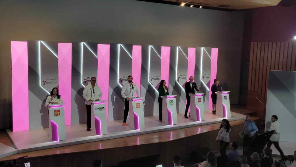 Candidatos a la Alcaldía de Ahome debaten entre golpeteos, señalamientos y risas