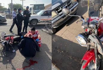 Motociclista se cruza semáforo en rojo y termina impactado por una camioneta 