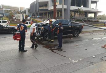 Camioneta tumba luminaria en Mazatlán; no hay heridos solo daños materiales