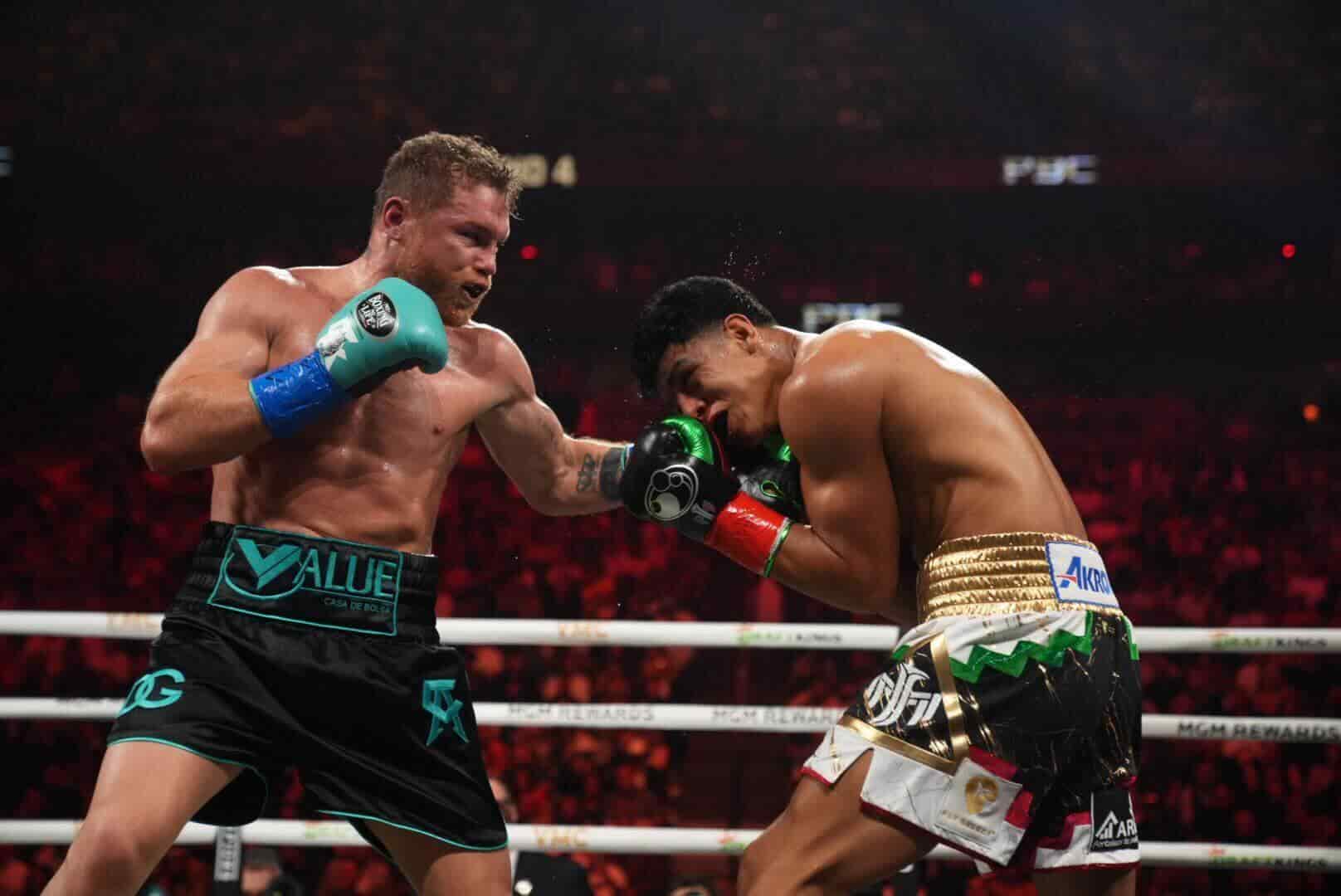 El Canelo logró mantener sus cuatro títulos. FOTO: Cortesía