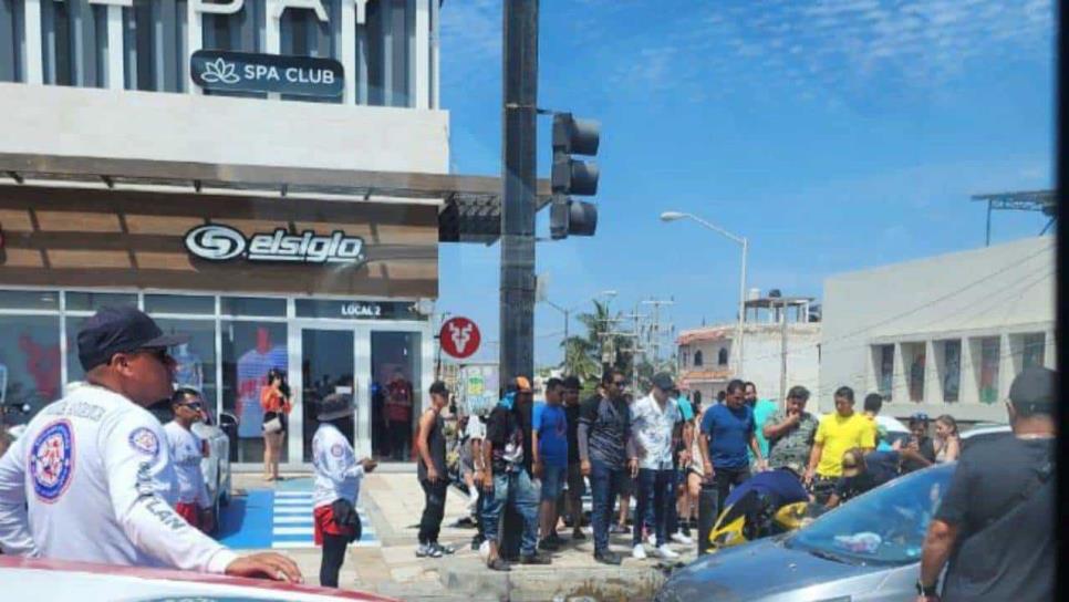 Previo al desfile de motos en Mazatlán, motocicleta se incendia sobre el Malecón