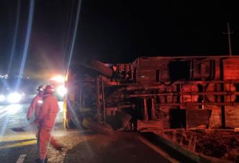 Pareja de adultos mayores vuelca su camión sobre la carretera México 15, al sur de Culiacán