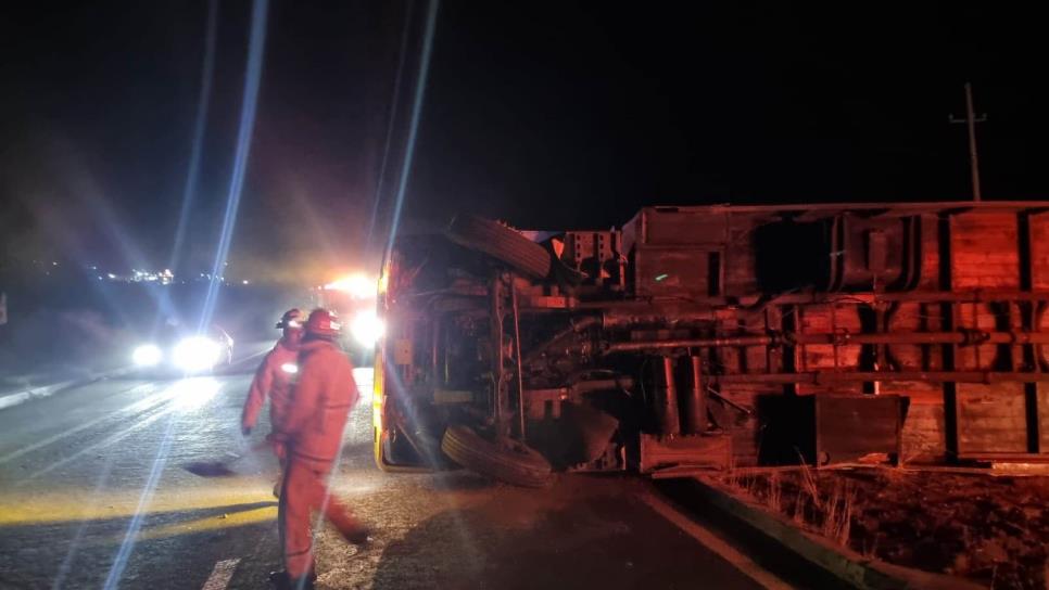 Pareja de adultos mayores vuelca su camión sobre la carretera México 15, al sur de Culiacán