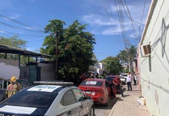 Se derrumba techo de un domicilio en Los Mochis; hay dos mujeres atrapadas