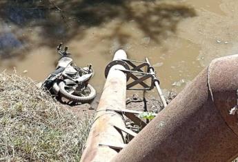 Encuentran cuerpo junto a motocicleta en un dren en Angostura 