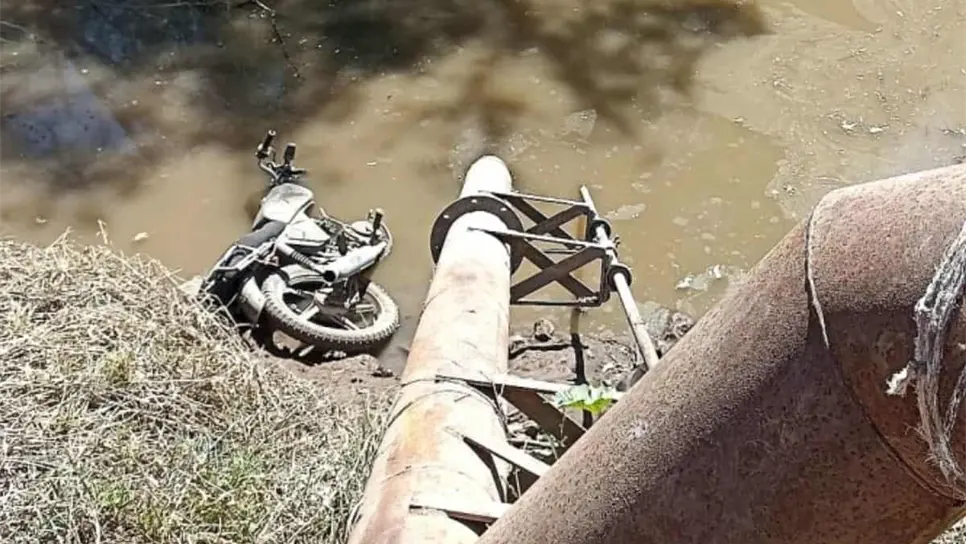 Encuentran cuerpo junto a motocicleta en un dren en Angostura 