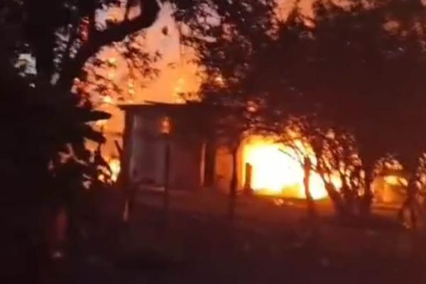 Familia lo pierde todo tras devastador incendio en Olas Altas, Ahome
