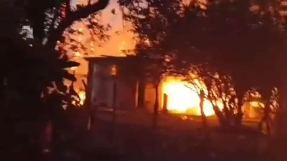 Familia lo pierde todo tras devastador incendio en Olas Altas, Ahome