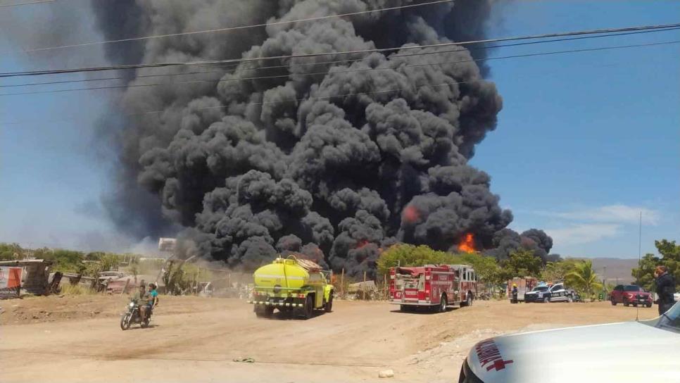 Hay un herido y 40  personas evacuadas por megaincendio en Culiacán