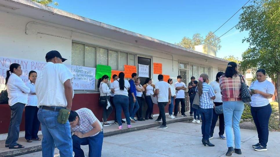 Maestros se manifiestan en defensa del jefe de Educación Indígena en Sinaloa