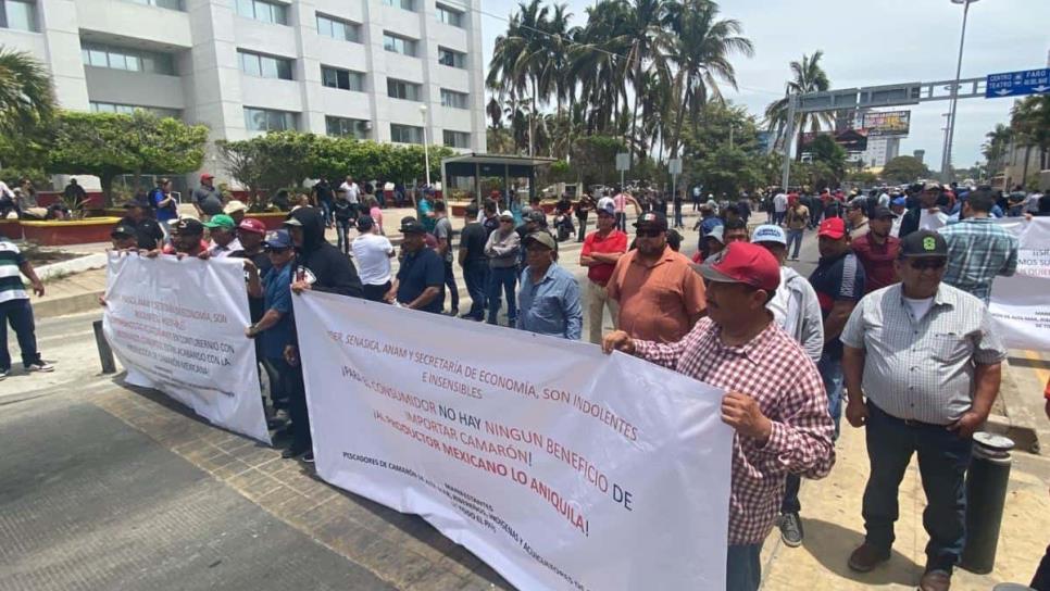 Pescadores protestan en Mazatlán por el ingreso ilegal de camarón ecuatoriano en México