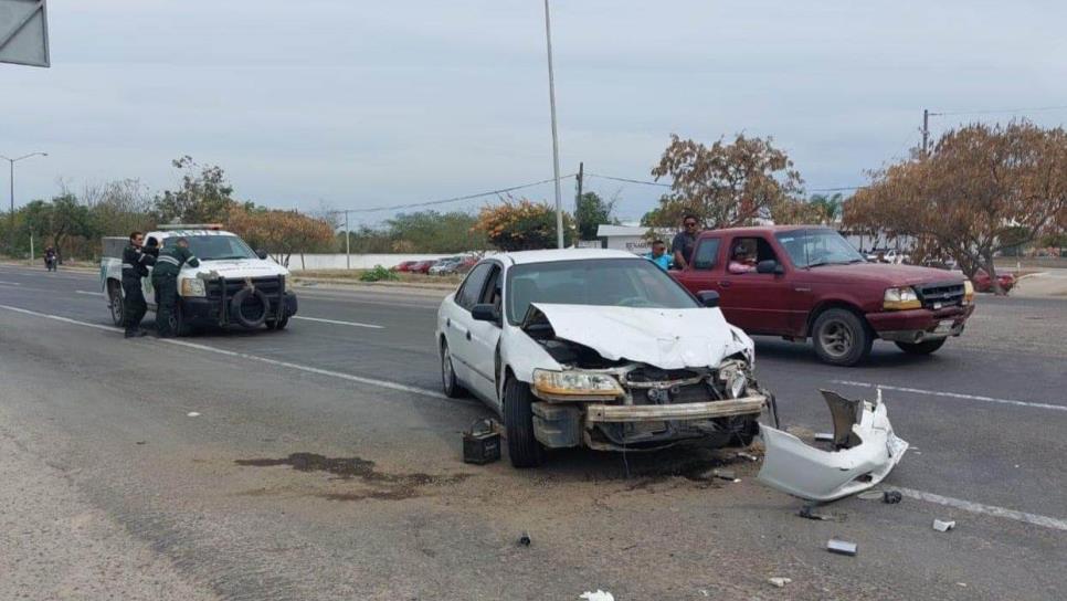 Mujer resulta lesionada por choque contra tráiler en la salida sur de Mazatlán