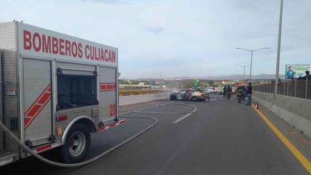 Choque deja dos hombres lesionados y un carro quemado al sur de Culiacán
