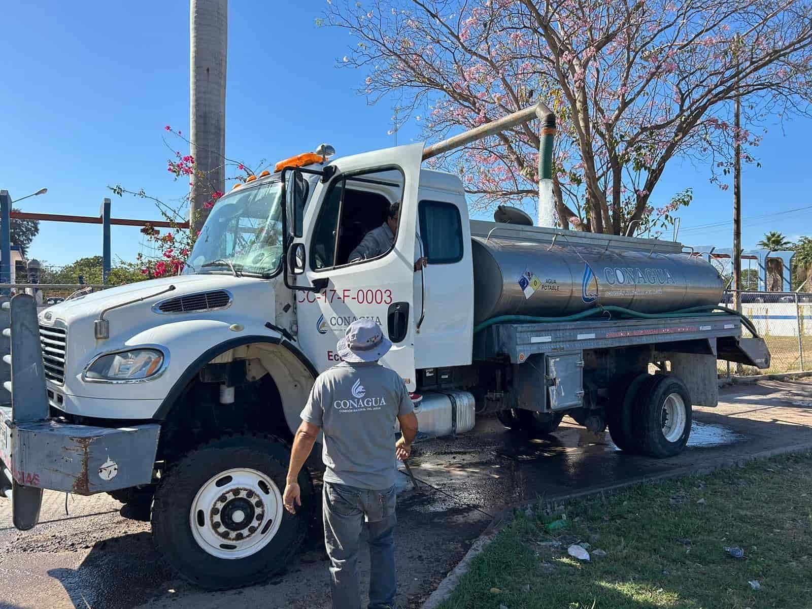 El acarreo de agua en pipas sigue en Ahome.