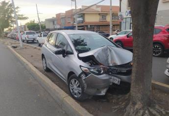 Conductora se estrella contra un árbol junto al Jardín Botánico de Culiacán