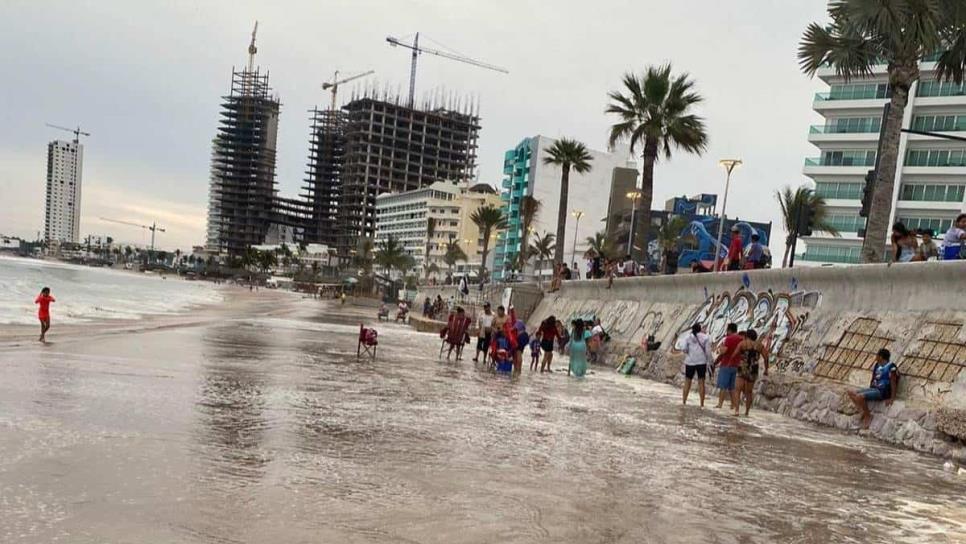 Por alto oleaje, restringen acceso en playas de Mazatlán 